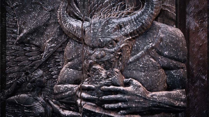 2) Umieśćcie herb Demon Crest w górnym slocie i zacznijcie obracać nim żeby dopasować go do reszty wzoru - Resident Evil Village: Dom Luizy/Luizas House - solucja, opis przejścia - Resident Evil Village - poradnik do gry