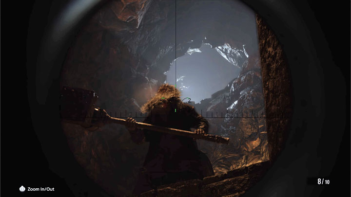 Od momentu pojawienia się Uriasa na górnych skalnych półkach do zeskoczenia przez niego na arenę minie trochę czasu - Resident Evil Village: Urias - boss z młotem z twierdzy, jak pokonać? - Resident Evil Village - poradnik do gry