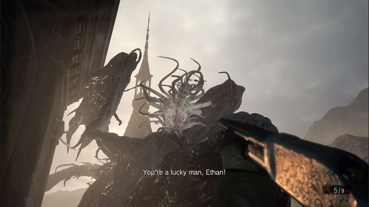 Pierwsza faza walki rozegra się na balkonikach otaczających wieżę - Resident Evil Village: Wydostanie się z zamku/Tower of Worship - solucja - Resident Evil Village - poradnik do gry