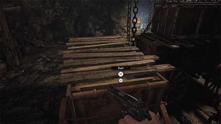 Przepchnijcie pierwszy wóz w bok i zepchnijcie drugi na dół - Resident Evil Village: Naszyjnik Necklace with Two Holes - jak skompletować? - Resident Evil Village - poradnik do gry