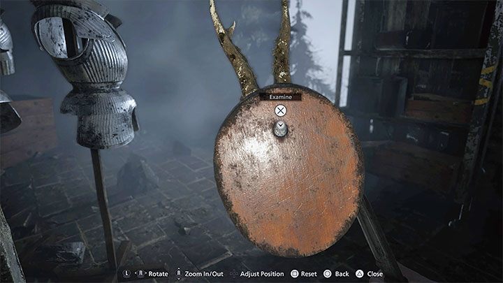 Po wygranej bitwie rozejrzyjcie się po zbrojowni za pokazaną na obrazku wiszącą czaszką Mounted Animal Skull - Resident Evil Village: Eksploracja dziedzińca, okolic/Castle Courtyard - solucja - Resident Evil Village - poradnik do gry