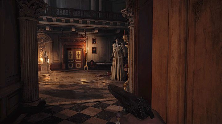 Po powrocie do głównej części zamku zauważycie, że Lady Dimitrescu zaczęła patrolować zamkowe korytarze i pomieszczenia - Resident Evil Village: Eksploracja dziedzińca, okolic/Castle Courtyard - solucja - Resident Evil Village - poradnik do gry