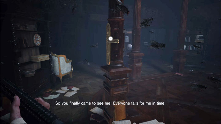 Niedługo po wejściu do biblioteki rozpocznie się pojedynek z trzecią córką Lady Dimitrescu - Resident Evil Village: Eksploracja dziedzińca, okolic/Castle Courtyard - solucja - Resident Evil Village - poradnik do gry