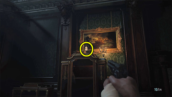 Trzeci dzwon jest trudniejszy do zauważenia z racji na swoje niewielkie rozmiary - Resident Evil Village: Eksploracja dziedzińca, okolic/Castle Courtyard - solucja - Resident Evil Village - poradnik do gry