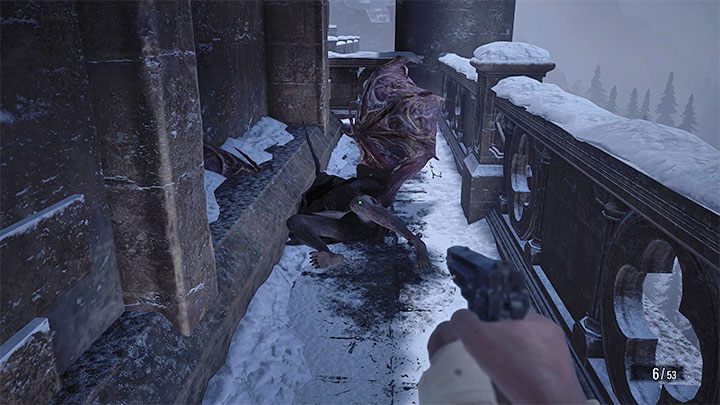 Alternatywnie możecie starać się przebiec na drugi koniec dachu lub atakować potwory z wykorzystaniem pistoletu / strzelby po tym jak podlecą do Ethana - Resident Evil Village: Eksploracja dziedzińca, okolic/Castle Courtyard - solucja - Resident Evil Village - poradnik do gry