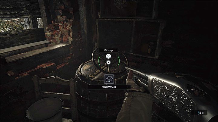 Wewnątrz małego budynku za odblokowaną bramką znajdziecie koło studni (Well Wheel) - to przedmiot, którego wam brakowało - Resident Evil Village: Studnia - jak uruchomić mechanizm? - Resident Evil Village - poradnik do gry