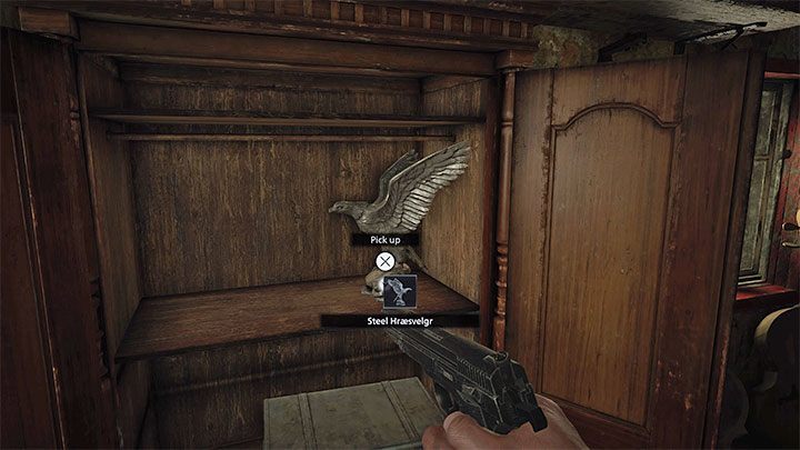 Wewnątrz szafy są skarb Steel Hraesvelgr (do sprzedania Dukeowi) oraz walizka z ulepszeniem broni F2 Rifle High-Capacity Mag (pasuje ono do snajperki) - Resident Evil Village: Złote skrzynie - mapa, opisy, lista wszystkich - Resident Evil Village - poradnik do gry