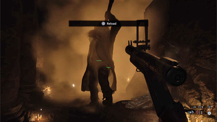 Boss wykonuje niestety wiele ataków, które trudno jest zablokować i które zadają poważne obrażenia - Resident Evil Village: Pokonanie bossa Uriasa i powrót do wioski - solucja - Resident Evil Village - poradnik do gry