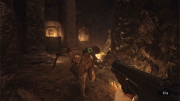 Boss co jakiś czas powróci na górną półkę i wezwie posiłki - Resident Evil Village: Pokonanie bossa Uriasa i powrót do wioski - solucja - Resident Evil Village - poradnik do gry