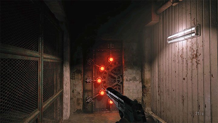 Po dotarciu na górne balkoniki spodziewajcie się pojawienia drugiego superżołnierza, który będzie już agresywnie polował na Ethana - Resident Evil Village: Przejście przez poziom B4 - solucja - Resident Evil Village - poradnik do gry