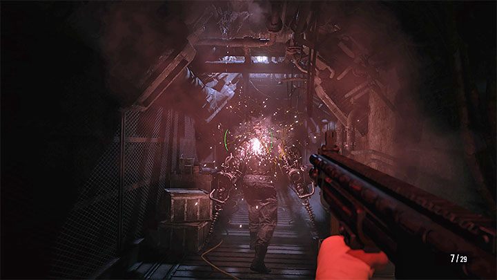 W kolejnym pomieszczeniu spodziewajcie się w pierwszej kolejności napotkania licznej grupy zwykłych zombiaków - Resident Evil Village: Przejście przez poziom B4 - solucja - Resident Evil Village - poradnik do gry