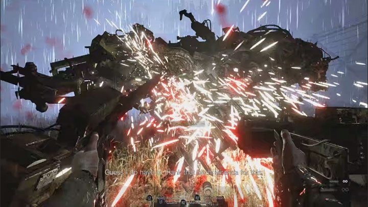 W przerwach pomiędzy atakowaniem bossa musicie oczywiście mieć na uwadze jego ataki - Resident Evil Village: Pokonanie Prototype Sturm i Heisenberga - solucja - Resident Evil Village - poradnik do gry