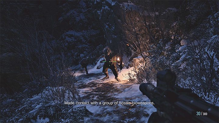 Rozpoczynacie w lesie i do wioski prowadzi tylko jedna ścieżka - Resident Evil Village: Płonąca wioska - solucja, opis przejścia - Resident Evil Village - poradnik do gry