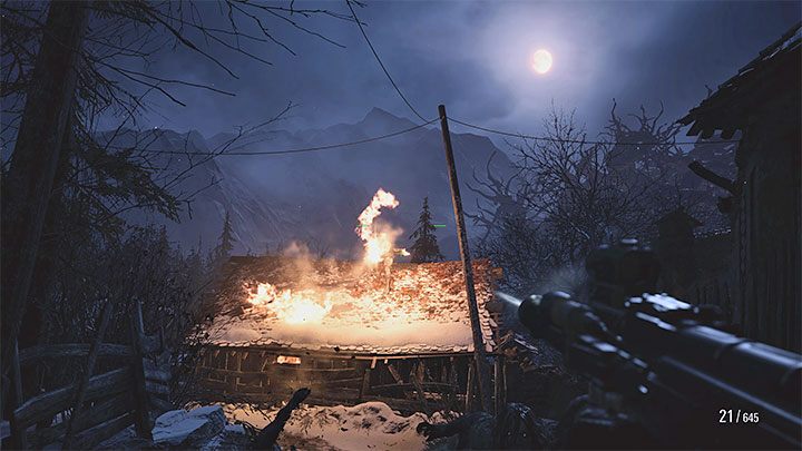 Problematyczne mogą też być lykany rozstawione na dachach chatek - Resident Evil Village: Płonąca wioska - solucja, opis przejścia - Resident Evil Village - poradnik do gry