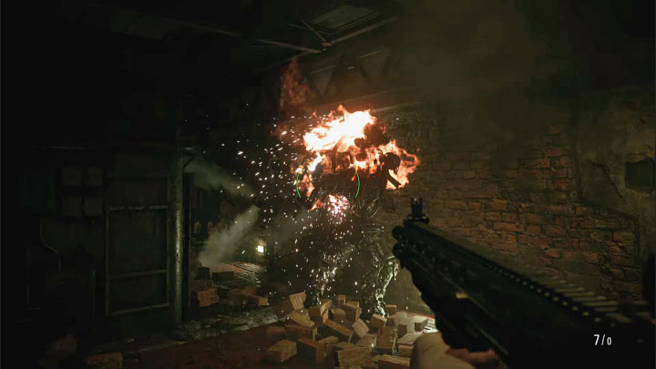 Drugi nowy atak bossa to wykonanie trzech szybkich szarż pod rząd - Resident Evil Village: Prototype Sturm - boss, jak pokonać? - Resident Evil Village - poradnik do gry