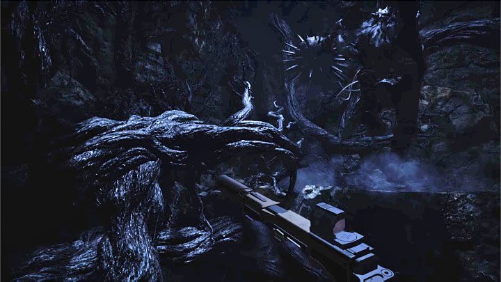 Strajer podobnie jak zwykły Urias wykonuje skoki z górnej półki połączone z uderzeniem wielką bronią w ziemię - Resident Evil Village: Urias Strajer, boss z płonącej wioski - jak pokonać? - Resident Evil Village - poradnik do gry