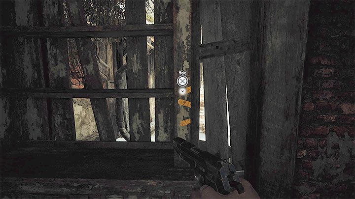 Główny bohater musi przejść przez szopę i w miejscu z obrazka wymagane jest skorzystanie z przycisku interakcji do odblokowania sobie dalszego przejścia - Resident Evil Village: Znalezienie domu z czerwonym kominem - solucja - Resident Evil Village - poradnik do gry