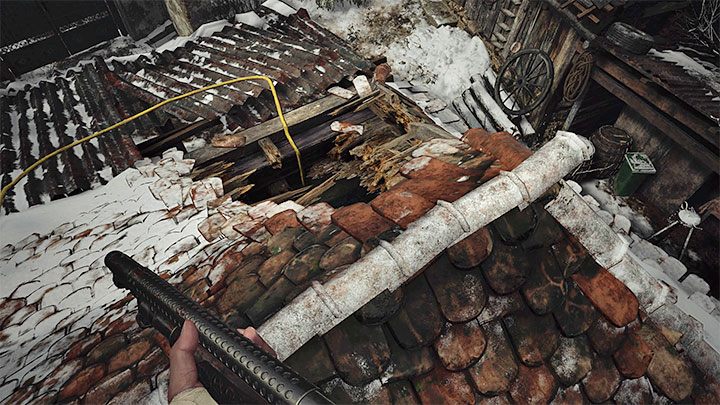 Musicie ponownie zlokalizować drabinę, tym razem po to żeby dostać się na dach poszukiwanego budynku i przedostać się do środka wskakując przez dużą dziurę na dachu - Resident Evil Village: Znalezienie domu z czerwonym kominem - solucja - Resident Evil Village - poradnik do gry