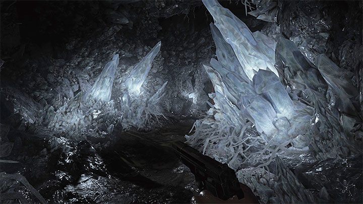Tuż po rozprawieniu się z bossem Uriasem w jaskini dotrzecie do bardzo nietypowej lokacji z powyższego obrazka - to sala z dużą liczbą kryształów - Resident Evil Village: Twierdza/Stronghold - Skarby (Treasures), lista - Resident Evil Village - poradnik do gry