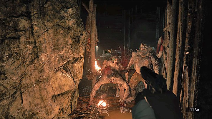 Macie teraz dwie główne możliwości - Resident Evil Village: Przeprawa przez wioskę, dotarcie do łodzi - solucja - Resident Evil Village - poradnik do gry