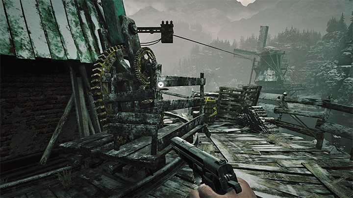 Od strony stróżówki biegnie inna ścieżka i musicie rozpocząć jej eksplorację - Resident Evil Village: Przeprawa przez zbiornik, unikanie ryby - solucja - Resident Evil Village - poradnik do gry