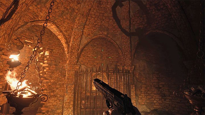 Zburzenie ściany umożliwi wam dotarcie do lootu, ale ważniejsze jest to, że możecie teraz zapalić jeden z wiszących na łańcuchach koksowników - Resident Evil Village: Mapa skarbów - gdzie jest skarb? Rozwiązanie zagadki - Resident Evil Village - poradnik do gry
