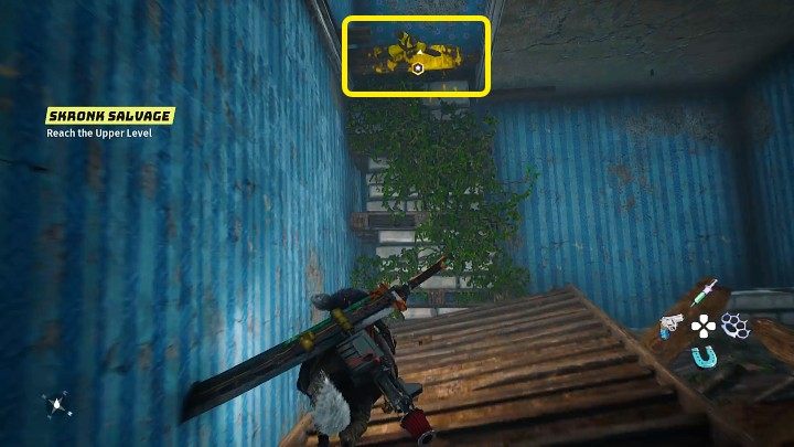 Po wejściu do zrujnowanego budynku zlokalizujcie żółty element widoczny na powyższym obrazku, a następnie podskoczcie i chwyćcie się jego krawędzi, aby dostać się na wyższy poziom - Biomutant: Gizmo - solucja, opis przejścia - Biomutant - poradnik do gry