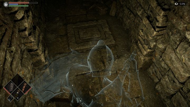 Uważajcie przemieszczając się wąskim korytarzem, gdyż na podłodze znajduje się przycisk, który aktywuje pułapkę - Demons Souls Remake: Obrzeża wyspy (4-1) - solucja, opis przejścia - Demons Souls Remake - poradnik do gry