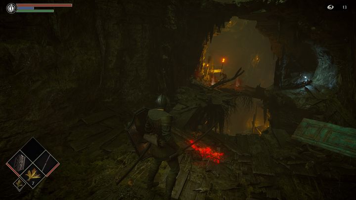 Będąc na górze, po prawej stronie znajdziecie przedmiot do podniesienia, a jest nim dusza bohatera, natomiast po lewej czeka na Was przeciwnik z pochodnią - Demons Souls Remake: Czeluść deprawacji (5-1) - solucja, opis przejścia - Demons Souls Remake - poradnik do gry