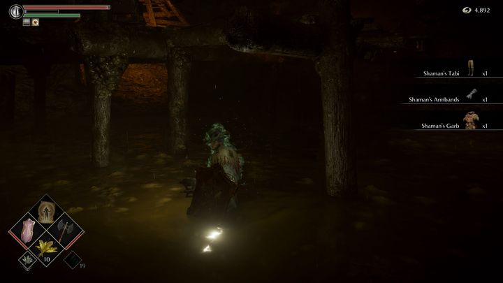 Na dole znajdziecie również set szamana do podniesienia, jednakże uważajcie na kolejnego przeciwnika, który będzie korzystał z trującej magii - Demons Souls Remake: Bagno smutku (5-2) - solucja, opis przejścia - Demons Souls Remake - poradnik do gry