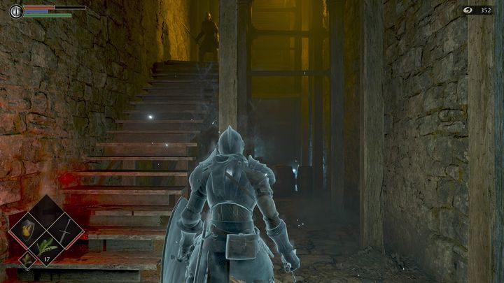 W środku znajduje się przeciwnik na schodach, natomiast na dole po prawej stronie, dusza do podniesienia - Demons Souls Remake: Bramy Boletarii (1-1) - solucja, opis przejścia - Demons Souls Remake - poradnik do gry