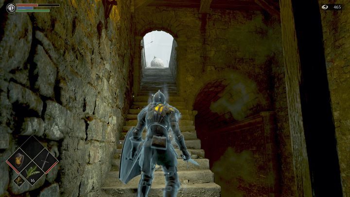 Wchodząc na górę po schodach, uważajcie na kamienną kulę, która stoczy się po schodach, taranując Was - Demons Souls Remake: Bramy Boletarii (1-1) - solucja, opis przejścia - Demons Souls Remake - poradnik do gry