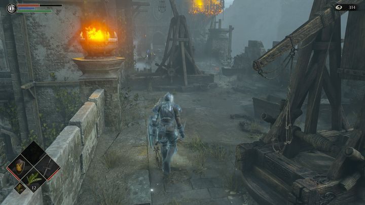 Przy mgle znajduje się jeden z rycerzy, zablokuj jego atak i wykonaj backstab - Demons Souls Remake: Bramy Boletarii (1-1) - solucja, opis przejścia - Demons Souls Remake - poradnik do gry