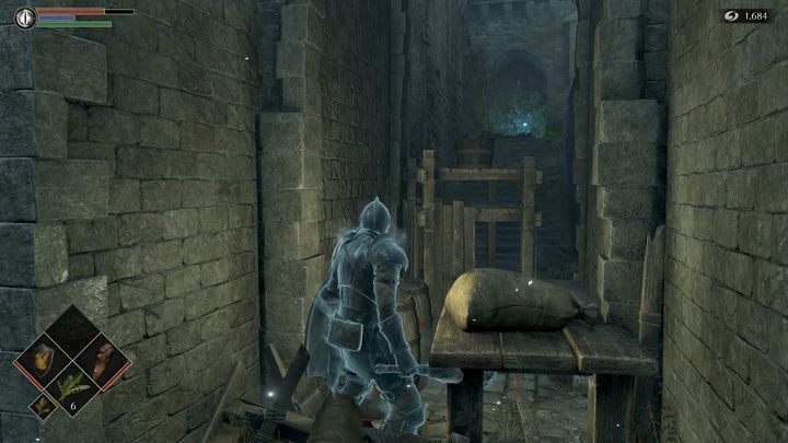 Po lewej stronie znajduje się przedmiot pomagający w walce z bossem, jest on jednak za kilkoma przedmiotami, które możecie zniszczyć atakując je, lub wykonując roll w przód - Demons Souls Remake: Bramy Boletarii (1-1) - solucja, opis przejścia - Demons Souls Remake - poradnik do gry