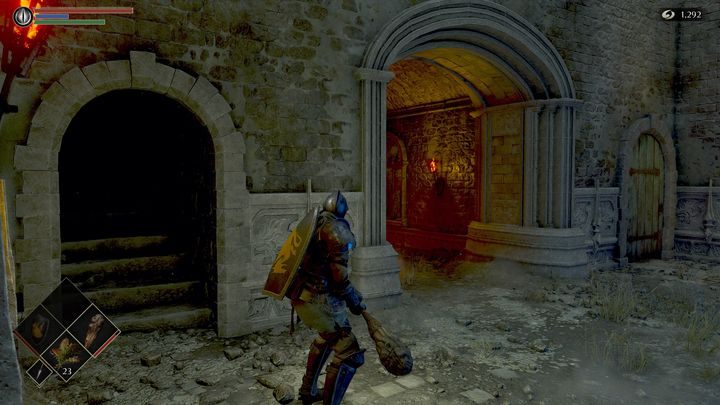 Po prawej stronie znajdują drewniane drzwi, natomiast schody po lewej stronie prowadzą na wyższy poziom wieży - Demons Souls Remake: Ścieżka Pana (1-2) - solucja, opis przejścia - Demons Souls Remake - poradnik do gry