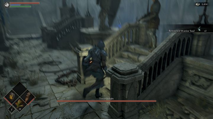 Generalnie walka z Rycerzem z wieży na dystans nie jest łatwiejsza od tej w zwarciu, gdyż wtedy Wasza postać prowokuje bossa do korzystania z włóczni oraz ataków magicznych, które robią największe spustoszenie na arenie - Demons Souls Remake: Rycerz z wieży - boss, jak pokonać? - Demons Souls Remake - poradnik do gry