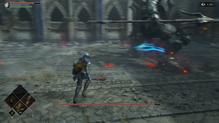 Bezpieczniej jednak będzie trzymanie średniego dystansu oraz wykonywanie uników, będąc na dolnym piętrze wraz z bossem - Demons Souls Remake: Rycerz z wieży - boss, jak pokonać? - Demons Souls Remake - poradnik do gry