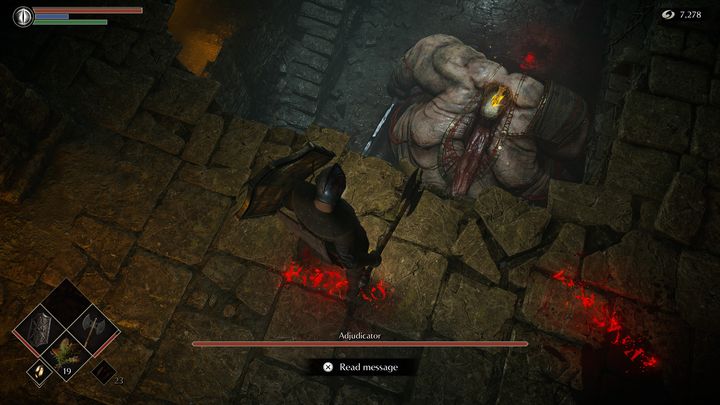 Uważajcie na jego smagnięcie językiem, gdyż ataku tego ciężko uniknąć oraz powoduje, że arena nieco się niszczy - Demons Souls Remake: Arbiter - boss, jak pokonać? - Demons Souls Remake - poradnik do gry