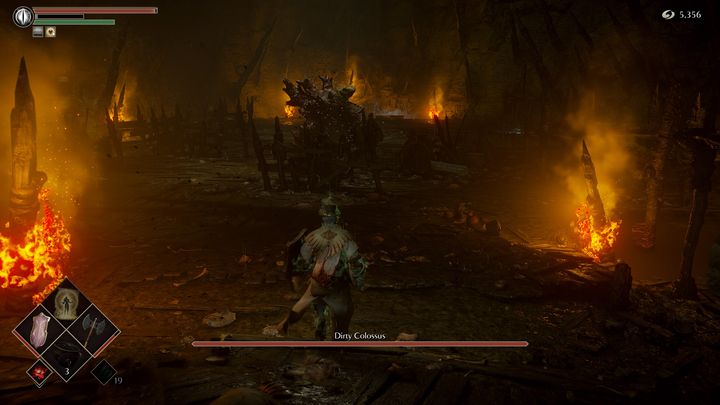 Najważniejsze w podjęciu walki z bossem w zwarciu jest to, aby atakować jego plecy - Demons Souls Remake: Nieczysty Kolos - boss, jak pokonać? - Demons Souls Remake - poradnik do gry