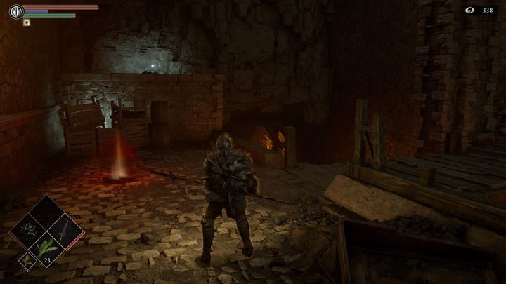 Po pokonaniu przeciwników idźcie przed siebie, za drewnianymi skrzynkami znajduje się przedmiot do podniesienia - Demons Souls Remake: Kuźnie (2-1) - solucja, opis przejścia - Demons Souls Remake - poradnik do gry