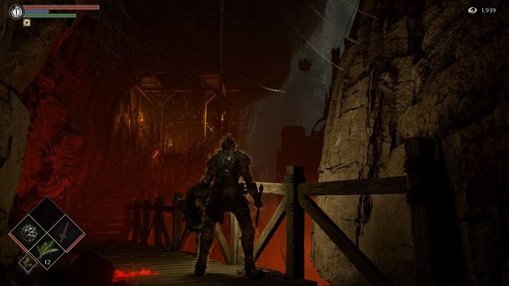 Idąc dalej, uważajcie na przeciwnika, który znajduje się na górze, gdyż zrzuci on wielki głaz na ziemię - Demons Souls Remake: Kuźnie (2-1) - solucja, opis przejścia - Demons Souls Remake - poradnik do gry