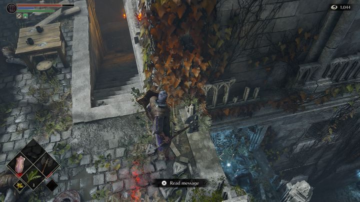 Jeśli zejdziecie po schodach na dół, na końcu korytarza napotkacie przeciwnika oraz kilka przedmiotów do podniesienia - Demons Souls Remake: Wewnętrzny Dziedziniec (1-3) - solucja, opis przejścia - Demons Souls Remake - poradnik do gry