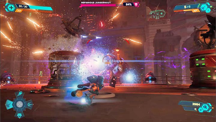 Do atakowania bossa możecie wykorzystywać różne bronie, przy czym szczególnie dużą skutecznością może wykazywać się Zderzacz negatronów - Ratchet & Clank Rift Apart: Niszczyciel Nefariousa - jak pokonać? - Ratchet & Clank Rift Apart - poradnik do gry