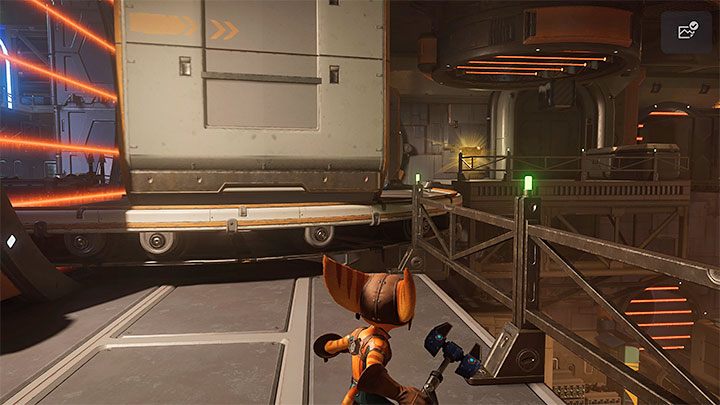 W celu dotarcia do śrubki musicie przebiec po górnych pasach transmisyjnych - Ratchet & Clank Rift Apart: Nefarious City - znajdźki, lista wszystkich, mapa - Ratchet & Clank Rift Apart - poradnik do gry