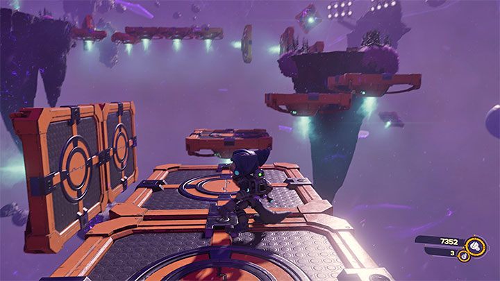 Do pokonania jest tor przeszkód polegający na bieganiu po platformach, które będą obracały się o 90 stopni - Ratchet & Clank Rift Apart: Chmura Szczątków Scarstu - znajdźki, lista, mapa - Ratchet & Clank Rift Apart - poradnik do gry