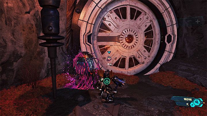 Tuż po zeskoczeniu na najniższy poziom odnajdziecie fioletową konsolę, dzięki której można rozpocząć nową scenę z udziałem Usterki (Glitch) - Ratchet & Clank Rift Apart: Savali - znajdźki, lista wszystkich, mapa - Ratchet & Clank Rift Apart - poradnik do gry
