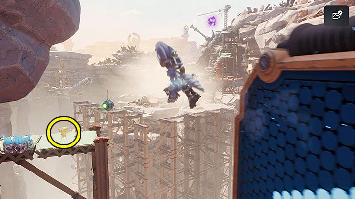 Musicie na koniec wybić się, złapać w locie zaczepu, rozbujać się na nim i wylądować na półce z sekretem - Ratchet & Clank Rift Apart: Torren IV - znajdźki, lista wszystkich, mapa - Ratchet & Clank Rift Apart - poradnik do gry