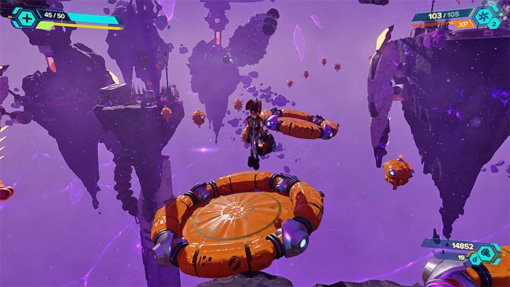 W kieszeni wymiarowej do pokonania jest dość wymagający tor przeszkód, który zakłada przede wszystkim odbijanie się od pontonów i unikanie spadania w przepaść - Ratchet & Clank Rift Apart: Cordelion - znajdźki, lista wszystkich, mapa - Ratchet & Clank Rift Apart - poradnik do gry