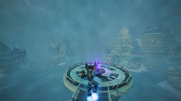 Nabierzcie dużego rozpędu z wykorzystaniem lotobutów po to żeby wybić się z centralnej platformy w stronę okrągłej i poszybować w jej stronę - Ratchet & Clank Rift Apart: Cordelion - znajdźki, lista wszystkich, mapa - Ratchet & Clank Rift Apart - poradnik do gry