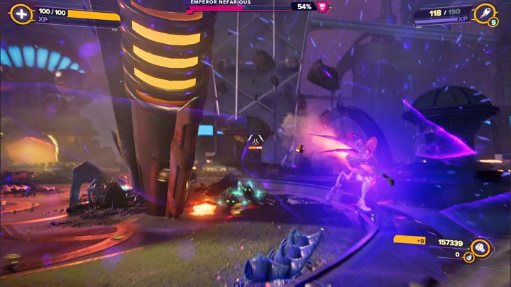 Imperator Nefarious tak samo jak Doktor wykonuje niebezpieczne ataki wręcz po szybkim zbliżeniu się do bohatera - Ratchet & Clank Rift Apart: Imperator Nefarious, Finałowy boss - jak pokonać? - Ratchet & Clank Rift Apart - poradnik do gry